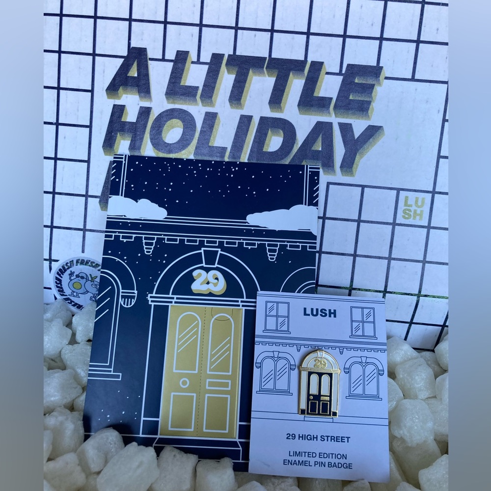 Lush 29 HIGH STREET Pin Badge
